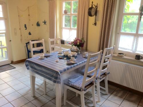 una mesa de comedor con un paño de mesa azul y sillas en Klaassen- Ferienhaus Up Warf en Emden