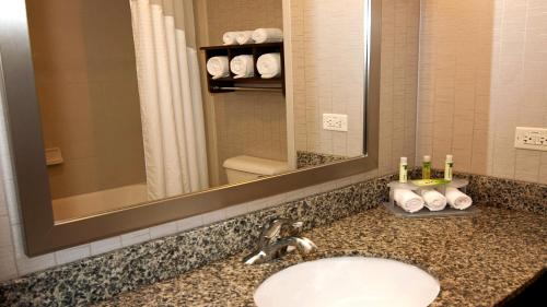Bilik mandi di Holiday Inn Express Hotel & Suites Wichita Northeast, an IHG Hotel