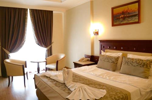 A bed or beds in a room at Kumburgaz Blue World Hotel