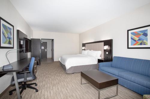 Кровать или кровати в номере Holiday Inn Express & Suites - Ely, an IHG Hotel