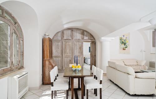 un soggiorno con tavolo e divano di I Tre Soli Apartments by CapriRooms a Capri