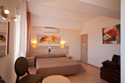 Postel nebo postele na pokoji v ubytování Splendid Hôtel