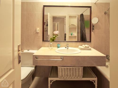 une salle de bain avec un lavabo et un miroir dans l'établissement Casa Alena, à Santa Úrsula