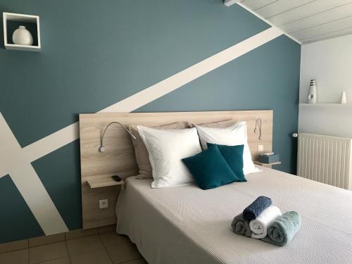 un dormitorio con una cama con dos animales de peluche en 8 Le Chiron de la Roche 85130 Chanverrie, en La Verrie