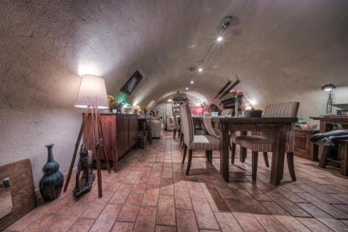 מסעדה או מקום אחר לאכול בו ב-B&B Il Grottino Di Assergi