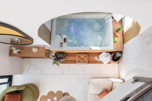 Ένα μπάνιο στο Cocooning Suites by Blue Carpet