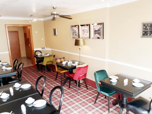 a dining room with tables and chairs at Hotel Sir & Lady Astor in Düsseldorf