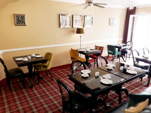 a restaurant dining room with tables and chairs at Hotel Sir & Lady Astor in Düsseldorf