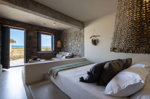 Postel nebo postele na pokoji v ubytování Seesoo Paros Beachfront Resort