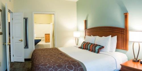 Кровать или кровати в номере Staybridge Suites Fargo, an IHG Hotel