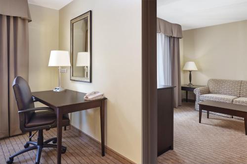 Χώρος καθιστικού στο Holiday Inn Express & Suites Madison-Verona by IHG