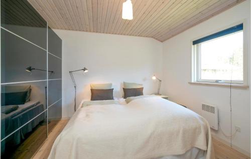 Postel nebo postele na pokoji v ubytování Cozy Home In Pandrup With Kitchen