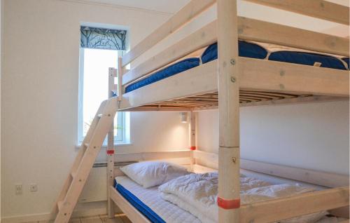 Bunk bed o mga bunk bed sa kuwarto sa Amazing Home In Slagelse With Wifi