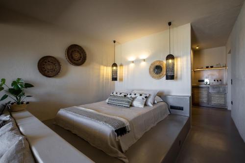 Postel nebo postele na pokoji v ubytování Seesoo Paros Beachfront Resort