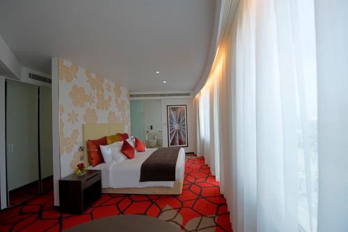 Postel nebo postele na pokoji v ubytování Crowne Plaza Yas Island by IHG
