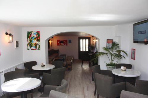 a restaurant with tables and chairs in a room at Vila Bellmont in Predeal