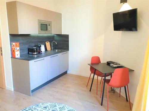 une petite cuisine avec une table et un évier dans l'établissement STUDIO HYPERCENTRE-201, à Nice