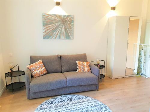 un salon avec un canapé et deux tables dans l'établissement STUDIO HYPERCENTRE-201, à Nice