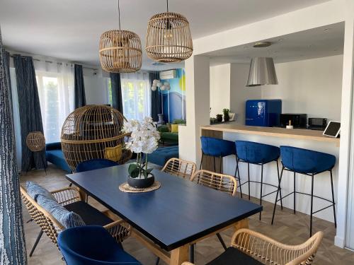 una cucina e una sala da pranzo con tavolo e sedie di Les Floralies Canebière a Marsiglia