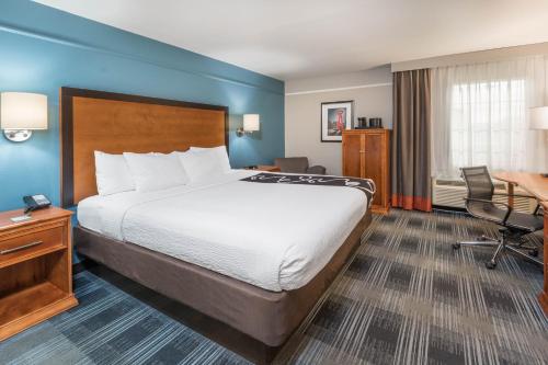 La Quinta Inn by Wyndham San Antonio Brooks City Base Image