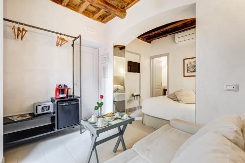 een woonkamer met een bed en een tafel bij Rome Frattina27 in Rome