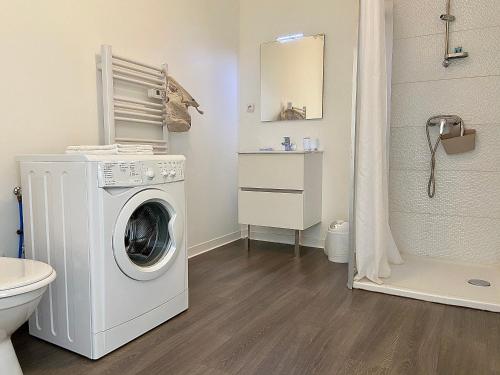 ヴィルヌーヴ・レ・マグローヌにあるCosy Lodge T2 style fer forgéのバスルーム(白い洗濯機、トイレ付)