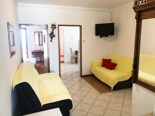 TV a/nebo společenská místnost v ubytování Apartments Damir 2838