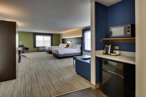 Postel nebo postele na pokoji v ubytování Holiday Inn Express Hotel & Suites Morris by IHG