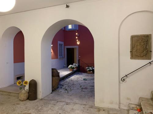 a hallway with white walls and an archway at Palazzo Gentilizio de Maffutiis in Auletta
