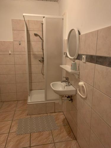 Phòng tắm tại Dom Wczasowy PORTOWA PRZYSTAŃ 150m od plaży