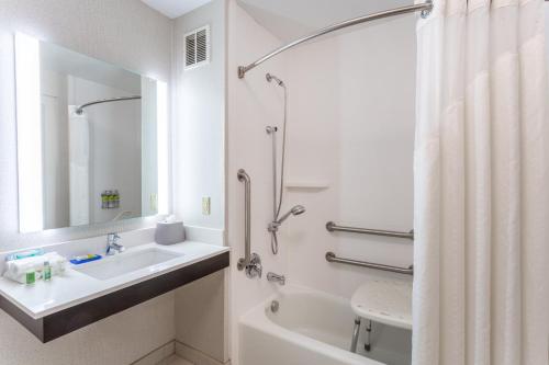 Kúpeľňa v ubytovaní Holiday Inn Express & Suites White Haven - Poconos, an IHG hotel