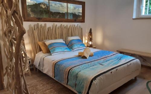uma cama com uma cabeceira em madeira num quarto em L'effet Rêve em Saint-Cyr-sur-Mer