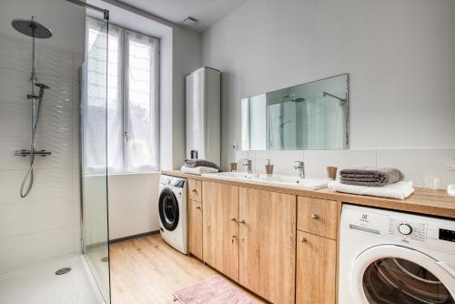 La salle de bains est pourvue d'un lave-linge et d'un sèche-linge. dans l'établissement La licorne sarladaise, à Sarlat-la-Canéda