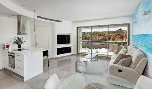 TV a/nebo společenská místnost v ubytování Beautiful 2bd family apt by the beach - pool & parking & gym