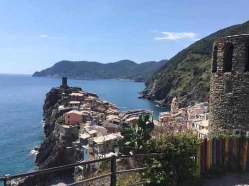 een dorp op een heuvel naast de oceaan bij SergioHome in La Spezia