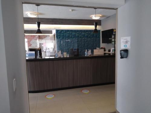 a view of a restaurant with a counter at Hotel Campestre Inn in León