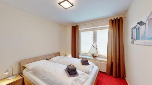 ヴァンガーオーゲにあるParkoase 2のベッドルーム1室(ベッド1台付)、窓(ボート付)