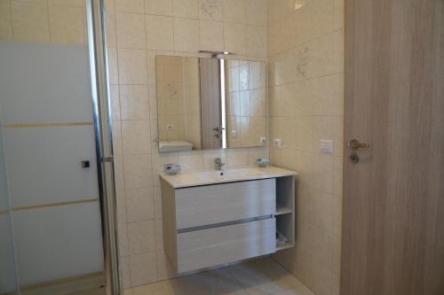 La salle de bains est pourvue d'un lavabo et d'un miroir. dans l'établissement Il Vicoletto, à Pimonte