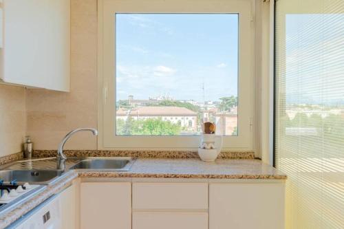 une cuisine avec un évier et une grande fenêtre dans l'établissement ANNIA HOUSE, à Rome