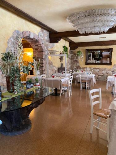 un restaurant avec des tables blanches et des chaises blanches dans l'établissement Ferrari, à Goro