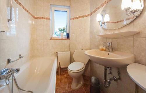 een badkamer met een wastafel, een toilet en een bad bij 1 Bedroom Amazing Apartment In Bad Schlema in Bad Schlema