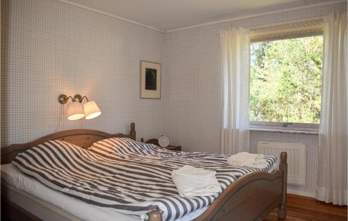 Ліжко або ліжка в номері Awesome Home In Hllviken With Kitchen