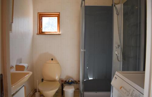 y baño con aseo y ducha acristalada. en Awesome Home In Hllviken With Kitchen, en Höllviken