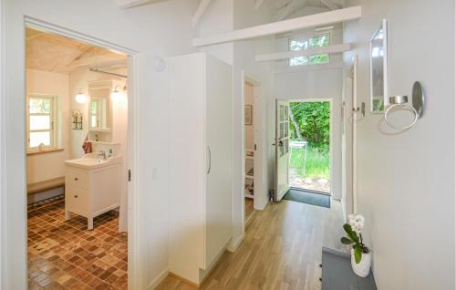 bagno con lavandino e specchio di 3 Bedroom Awesome Home In Glesborg a Glesborg
