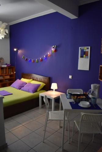 Schlafzimmer mit einem Bett und einem Tisch mit Stühlen in der Unterkunft Sophie's choice in Nafplio
