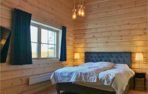 a bedroom with a bed in a wooden wall at Awesome Home In Vemdalen With 4 Bedrooms, Sauna And Wifi in Vemdalen