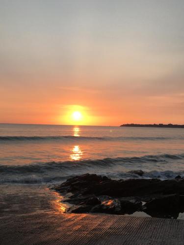 サン・ペール・シュル・メールにあるVilla Bel-Amyの夕日を眺めながらのビーチでの夕日