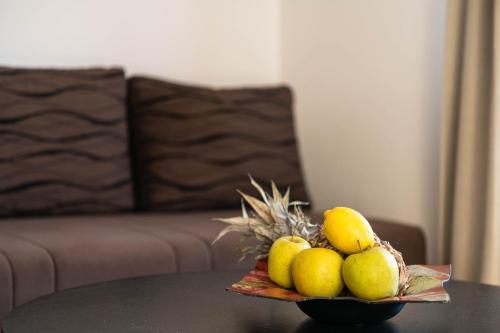 un cesto di frutta seduto sopra un tavolo di Apartman Bijeca - Medulin a Medulin
