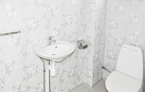 La salle de bains est pourvue d'un lavabo et de toilettes. dans l'établissement Beautiful Home In Filipstad With Kitchen, à Filipstad