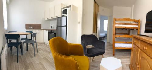 eine Küche mit Tisch und Stühlen in einem Zimmer in der Unterkunft Artimon Beach appart Les Sables d Olonne in Les Sables-dʼOlonne